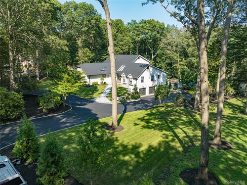 142 Landing Meadow Rd, Smithtown, NY, 11787-1126 | Card Image