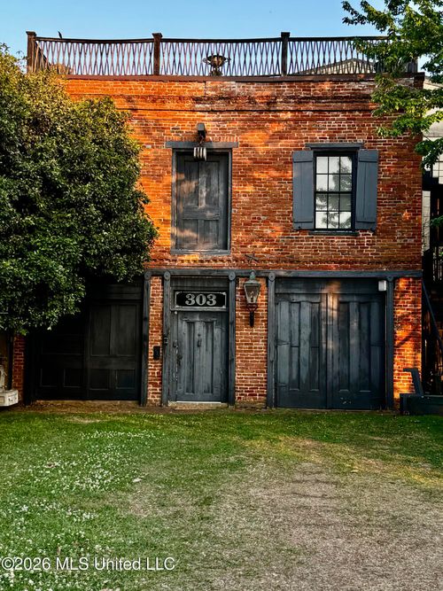 303 N Commerce St, Natchez, MS, 39120-3216 | Card Image
