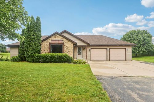 8896 S 51st St, Franklin, WI, 53132-8207 | Card Image
