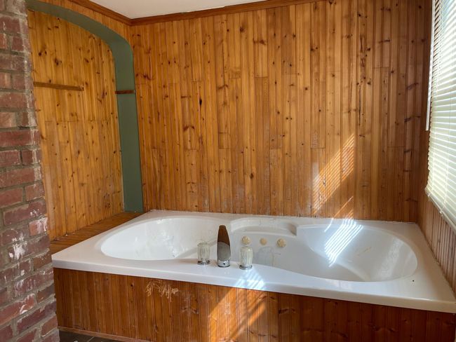 jetted tub in upper level bathroom | Image 18