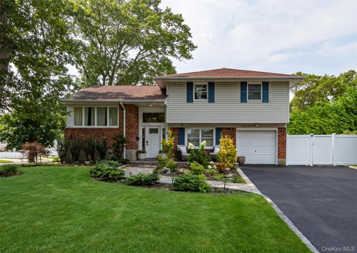 9 Carole Ln, East Islip, NY, 11730-3301 | Card Image