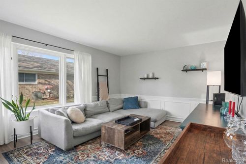 2717 Winthrop Ct, Ann Arbor, MI, 48104-6733 | Card Image