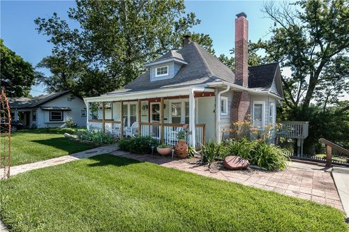 421 N Nettleton Ave, Bonner Springs, KS, 66012-1528 | Card Image