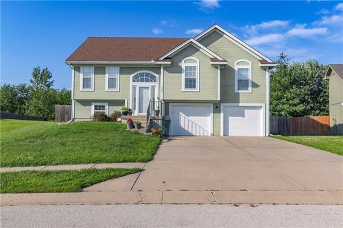 1902 Lake Dr, Smithville, MO, 64089-7801 | Card Image
