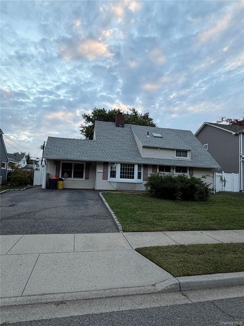 11 Acre Ln, Hicksville, NY, 11801-4423 | Card Image