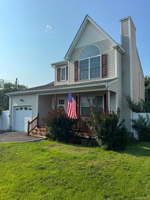 39 Seymour Dr, Shirley, NY, 11967-4221 | Card Image