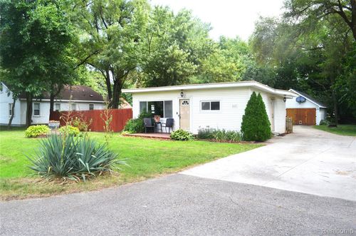 2657 Emmons Ave, Rochester Hills, MI, 48307-4721 | Card Image