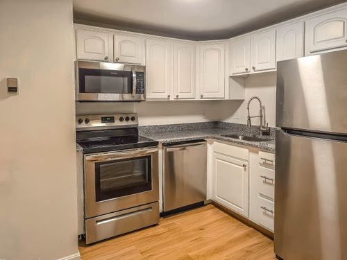 l-80 English Village Rd, Manchester, NH, 03102-2425 | Card Image