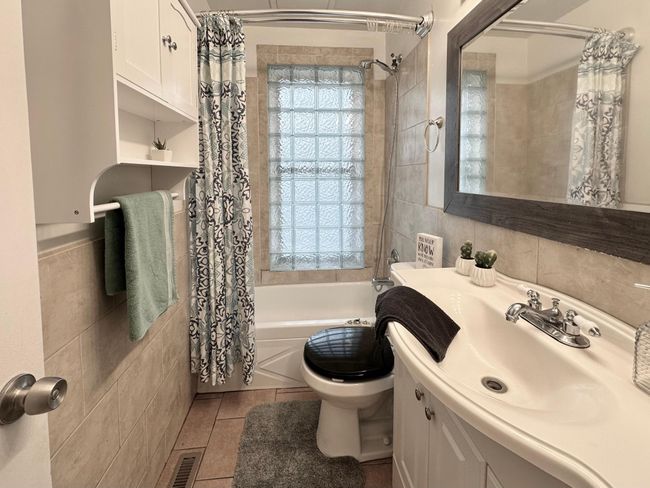 Bathroom main floor | Image 24