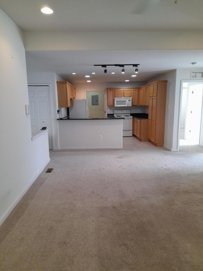 5812 Acorn Ln, Condo with 2 bedrooms, 2 bathrooms and null parking in Sterling Heights MI | Image 5