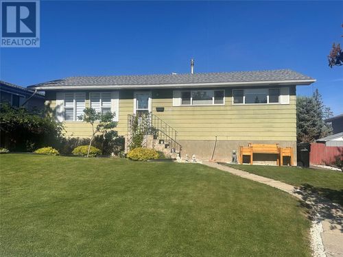 1017 17th Ave S, Cranbrook, BC, V1C3B9 | Card Image