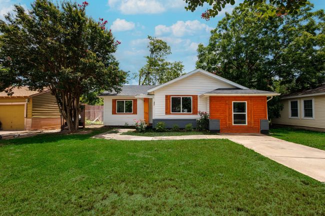View of front of house with roof with shingles | Image 14