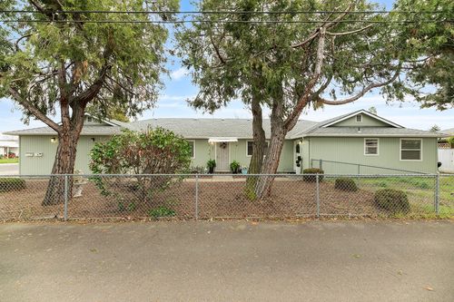 331 N 8th St, Central Point, OR, 97502-2330 | Card Image