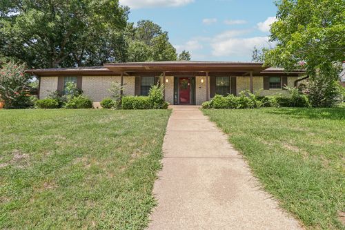 2030 Huntington Dr, Grand Prairie, TX, 75051-3733 | Card Image