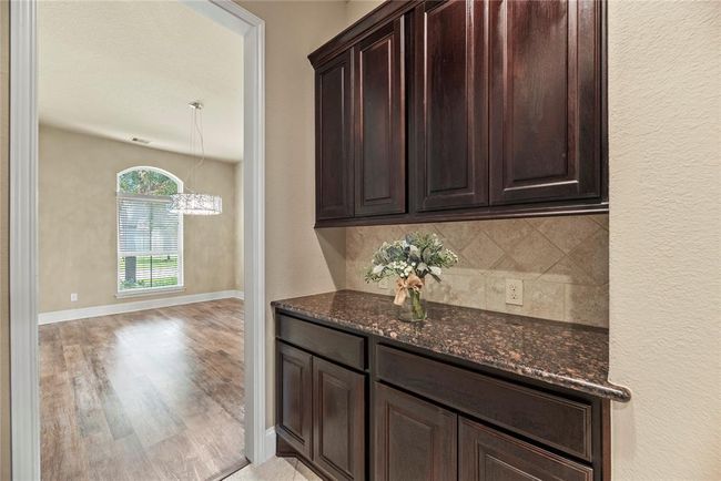 There is even a butler's pantry between the kitchen and the formal dining room. | Image 18