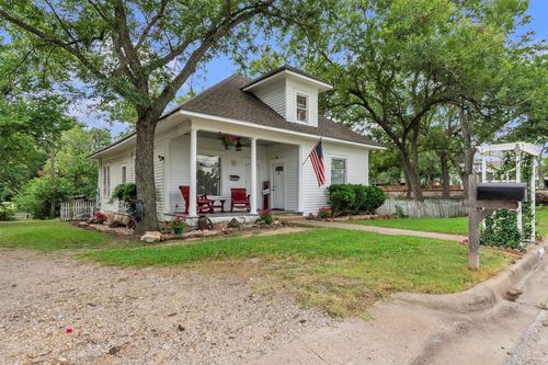 262 W Richmond St, Giddings, TX, 78942-4124 | Card Image