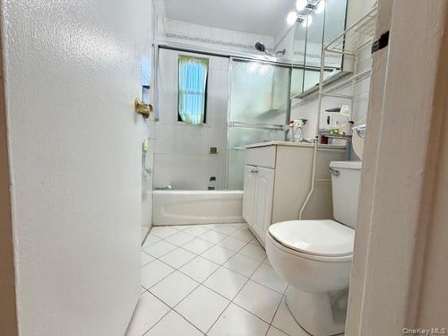 323a1-219-36 74th Ave, Oakland Gardens, NY, 11364-3032 | Card Image