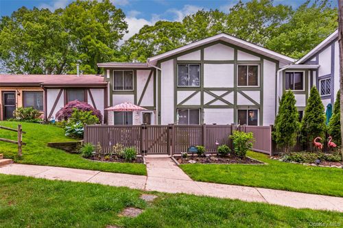 290 Brettonwoods Drive, Brookhaven, NY, 11727 | Card Image