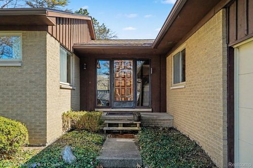 2911 Walmsley Circle Dr, Lake Orion, MI, 48360-1645 | Card Image