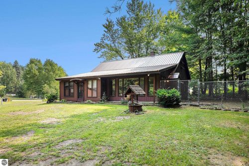 616 Elkhorn Dr, Cadillac, MI, 49601-9165 | Card Image