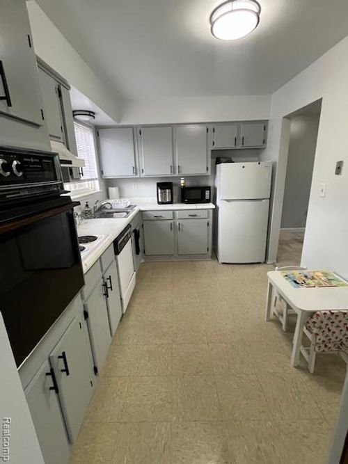 25361 Shiawassee Cir, Southfield, MI, 48033-3812 | Card Image