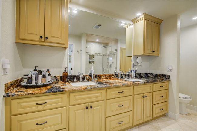 The added bonus of dual sinks is a great amenity for the ensuite bathroom. | Image 22