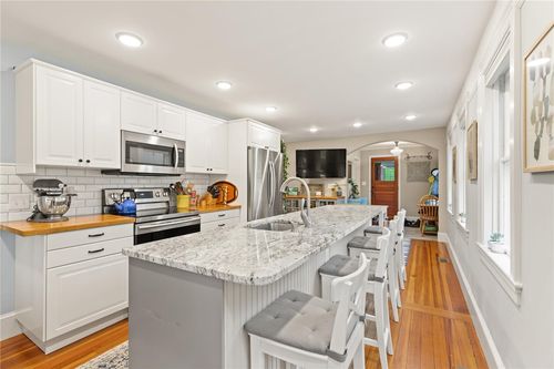 965 Greenville Ave, Greenville, RI, 02828-2704 | Card Image