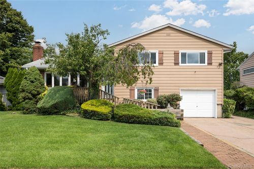 10 Primrose Ave, Hicksville, NY, 11801-1618 | Card Image