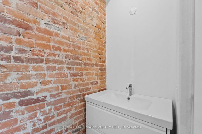 300 - 974 Queen St E, Home with 0 bedrooms, 1 bathrooms and null parking in Toronto ON | Image 8