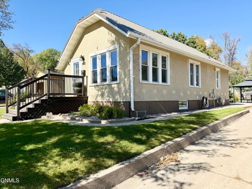 450 8th St Nw, Valley City, ND, 58072-2538 | Card Image