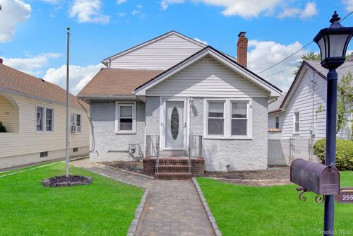 255 Rolling St, Malverne, NY, 11565-2209 | Card Image