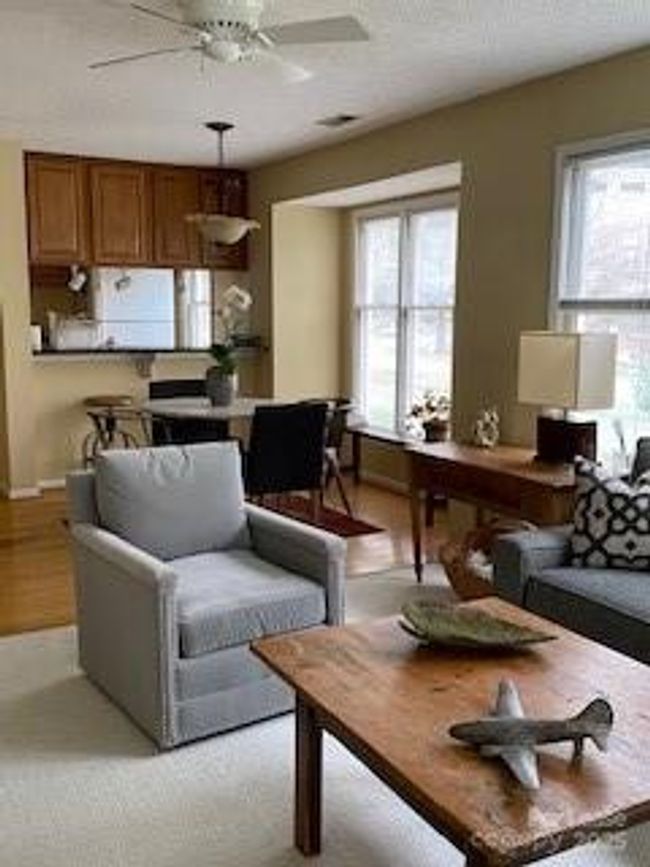 Greatroom with lots of windows. | Image 9