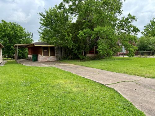 5123 Willow Glen Dr, Houston, TX, 77033-2842 | Card Image