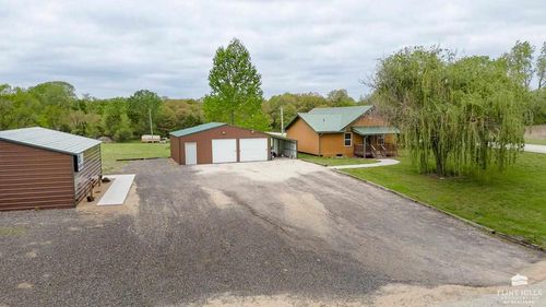 13318 Woodland Dr, Wamego, KS, 66547-9361 | Card Image