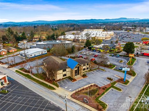 101 Jack St, Hendersonville, NC, 28792-2952 | Card Image