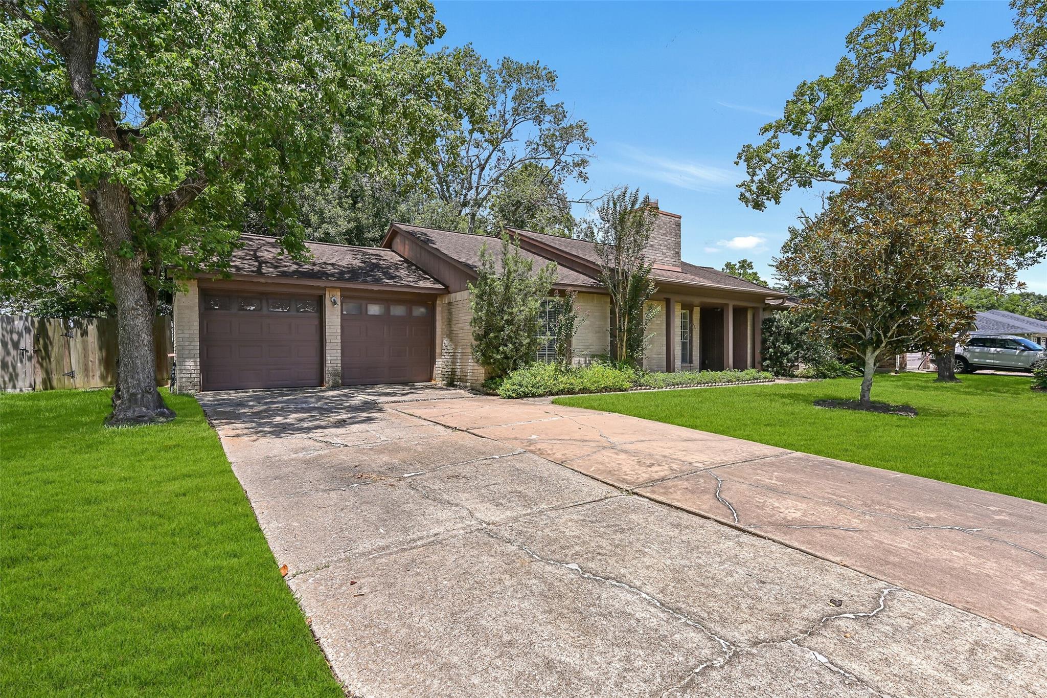 1109 W Castlewood Ave, Pending in Friendswood - eXp Realty
