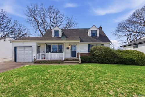 120 Willow St, Massapequa Park, NY, 11762-1744 | Card Image
