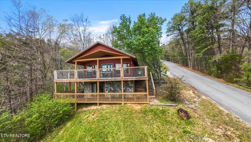1725 Mountain View Ct, Sevierville, TN, 37876-7211 | Card Image