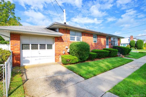 217 Wellington Rd S, Garden City, NY, 11530-5518 | Card Image