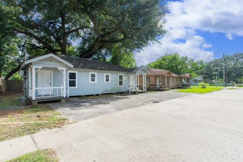 713 W Willis St, Alvin, TX, 77511-2131 | Card Image
