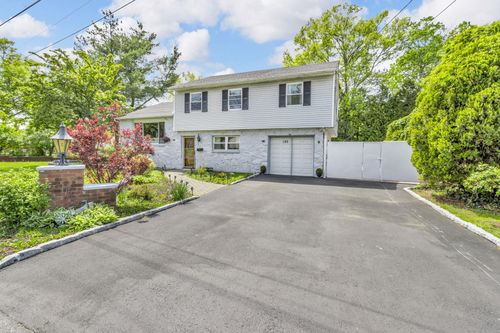 189 Edgewood Dr, Orangeburg, NY, 10962-1611 | Card Image