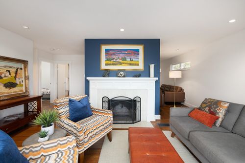 518 E 7th St, North Vancouver, BC, V7L1S3 | Card Image