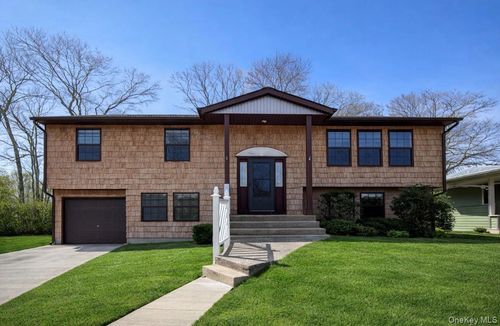 676 Bohemia Pkwy, Sayville, NY, 11782-3305 | Card Image