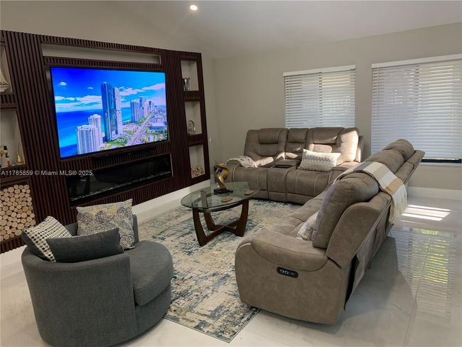 8271 - 8271 Sw 39 Th Ct, House other with 3 bedrooms, 2 bathrooms and null parking in Davie FL | Image 6