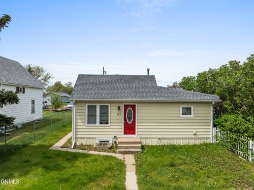 815 5th Ave W, Williston, ND, 58801-5017 | Card Image
