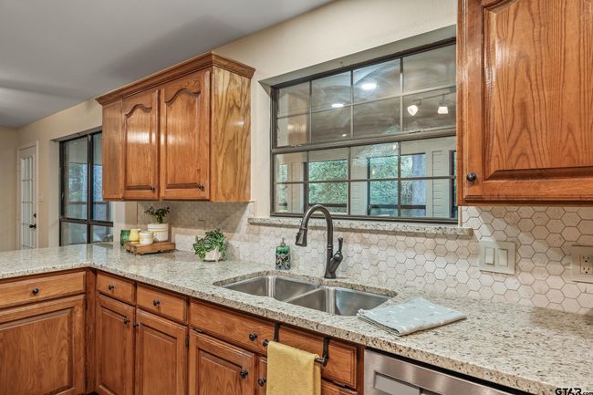 411 Raton Pass, House other with 3 bedrooms, 2 bathrooms and null parking in Holly Lake Ranch TX | Image 10