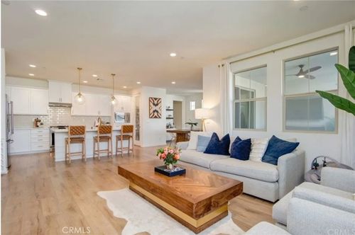 804 Trailblaze, Irvine, CA, 92618-0815 | Card Image