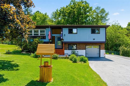 24 Dennis Dr, New Hampton, NY, 10958-3404 | Card Image