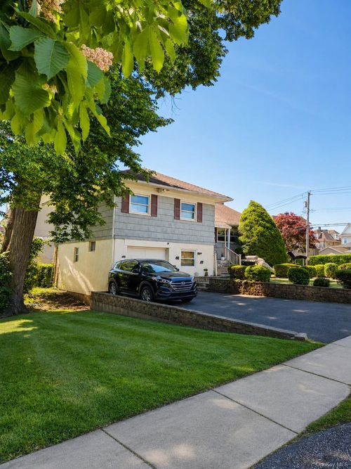 180 Sutton Manor Rd, New Rochelle, NY, 10801-5756 | Card Image