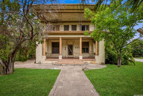 325 E Courtland Pl, San Antonio, TX, 78212-4002 | Card Image